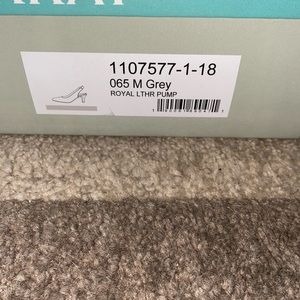 Grey Royal Leather Pump